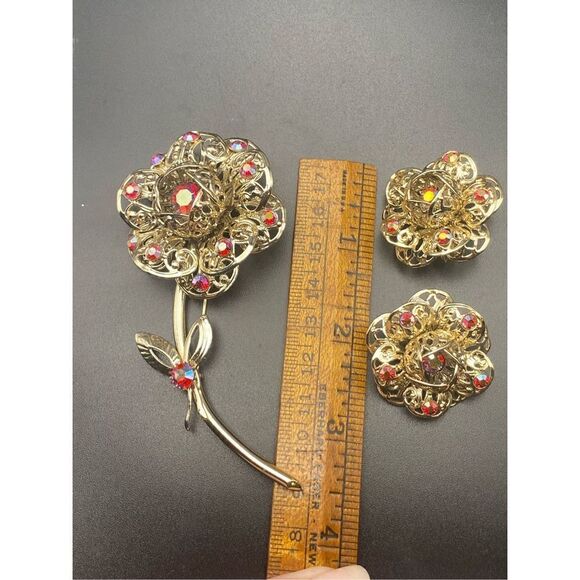 Sarah Coventry Gold tone Flower Brooch red rhinestones matching clip earrings - Picture 2 of 11